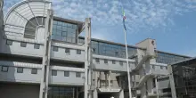 Lavoratori irregolari sfruttati per 16 ore al giorno e pagati pochi centesimi a cottimo: ai domiciliari imprenditore tessile di Prato