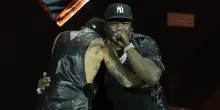 Geolier trascina Napoli duettando con 50 Cent a sorpresa. Poi l&rsquo;annuncio: &ldquo;Tutti a casa mia qui al Maradona per tre concerti nel 2027&rdquo; &ndash; IL VIDEO