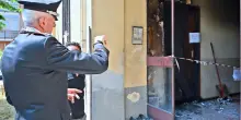 Denunciato per furto, incendia la casa del vicino: pensionato di 73 anni muore soffocato dal fumo