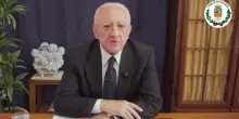 De Luca: &ldquo;Trump? Il pi&ugrave; grande sfaccendato del mondo, Rutte un distillato di imbecillit&agrave;. Il mondo &egrave; nelle mani di questi cialtroni&rdquo;