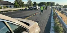 Auto si ribalta sulla A14 vicino a un cantiere, grave il neonato sbalzato fuori dall&rsquo;abitacolo e morta una donna