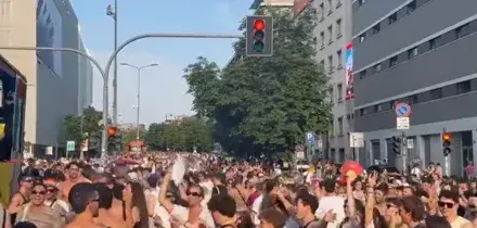 Canti e balli al Pride di Milano, gli organizzatori: &ldquo;Siamo 350mila&rdquo;. Lo striscione per Vannacci: &ldquo;Abbiamo diritti? S&igrave; anche di essere ammazzati&rdquo;