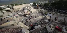 Terremoto in Venezuela, almeno 900 morti: anche quattro italo-venezuelani. Oltre 50mila i dispersi. Gli Usa allentano le sanzioni