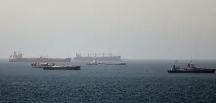 Iran colpisce due navi che tentavano di attraversare Hormuz: &ldquo;Stretto chiuso fino a nuovo ordine&rdquo;. Nuovi raid Usa