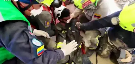 Terremoto in Venezuela, bambino di 11 anni estratto vivo dalle macerie dopo tre giorni: &ldquo;Il crollo ha creato una sacca che lo ha protetto&rdquo; &ndash; Video