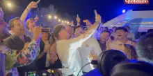 Il ritorno di Matteo Salvini dietro alla consolle in spiaggia in Romagna, sette anni dopo il Papeete.&rdquo;Vinceremo e la Lega sar&agrave; in doppia cifra&rdquo;. E torna a sognare il Viminale