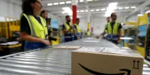 Primo accordo Amazon-sindacati su permessi, congedi e videosorveglianza