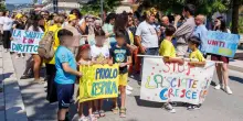 Miasmi e malori a Priolo, mamme e bimbi in piazza contro il petrolchimico. E la procura apre un&rsquo;inchiesta