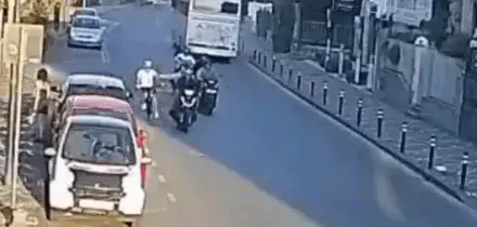 Pompei, in scooter affiancano un anziano ciclista e lo fanno cadere: aperta un&rsquo;inchiesta | Video