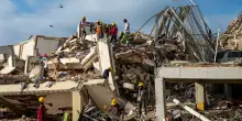 Venezuela, madre con 3 figli sotto le macerie: pompieri italiani al lavoro per salvarla. Decine di migliaia i dispersi, 1.450 morti ufficiali