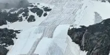 Teli geotessili per salvare il ghiacciaio del Presena (in funzione dello sci alpino). E qualcuno vi scrive sopra: &ldquo;Morte sicura&rdquo;