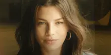&ldquo;Sul palco suoner&ograve; le chitarre di mio pap&agrave;. Mi serviranno da scudo. Come mia madre, anche lui mi ha insegnato a vivere: per lui era fondamentale fare gruppo&rdquo;: Emma torna live a Rock In Roma