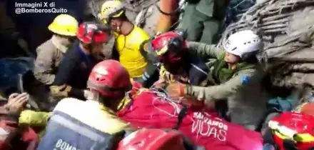 Terremoto in Venezuela, bimbo di 12 anni estratto vivo dopo cinque giorni: cos&igrave; i vigili del fuoco lo identificano e lo salvano
