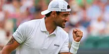 Wimbledon, Berrettini comincia con il botto: batte Wawrinka in una maratona da oltre 4 ore. Poi gli regala l&rsquo;ovazione: &ldquo;&Egrave; una leggenda&rdquo;