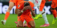 Le lacrime di Gakpo dopo il gol: in ginocchio e con le mani al cielo per il figlio perso nei giorni scorsi. I compagni si stringono attorno a lui