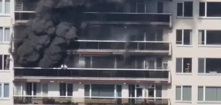 La fuga disperata dal palazzo in fiamme ad Anversa, almeno sei morti