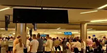 &ldquo;Tre voli in ritardo, uno cancellato e adesso siamo intrappolati all&rsquo;aeroporto. Tengono in ostaggio i nostri bagagli e non ci danno spiegazioni&rdquo;: caos allo scalo di Orlando