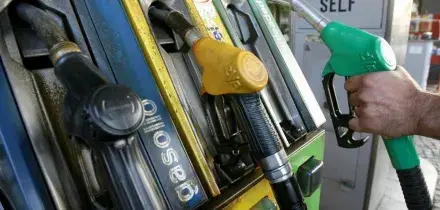 Il prezzo dei carburanti sale ancora: in un mese aumenti tra 5 e 7 centesimi. &ldquo;Il governo non blocca le speculazioni&rdquo;