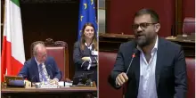 &ldquo;Non &egrave; che abbia chiss&agrave; che altezza, se alza la mano giusto io lo posso vedere&rdquo;. &ldquo;Abituato a ben altro bodyshaming&rdquo;: botta e risposta alla Camera tra Mul&egrave; e Grimaldi