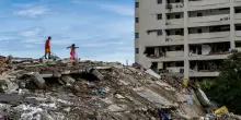 Terremoto in Venezuela, quasi 2300 morti: si scava ancora sotto la pioggia mentre i ruderi diventano preda degli sciacalli