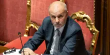 Il governo nel 2025 ha dato 100 milioni di euro alla societ&agrave; del grande accusatore in commissione Covid (e ospite di Atreju). La transazione prima dell&rsquo;appello