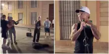 Robbie Williams sorprende a Siviglia: canta &ldquo;Angels&rdquo; con un artista di strada, turisti impazziti &ndash; IL VIDEO