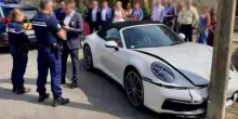 &ldquo;Era molto emozionato&rdquo;: noleggia una Porsche per il matrimonio, ma si schianta contro il palo davanti alla chiesa. L&rsquo;ingresso dello sposo diventa virale