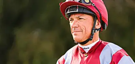 Gravissimo incidente in auto per Frankie Dettori: il mito dell&rsquo;ippica &egrave; ricoverato in ospedale, le sue condizioni
