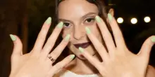 Niente dress code per gli invitati, hamburger e karaoke al ricevimento, pizza a mezzanotte e girasoli ovunque: il matrimonio secondo Francesca Michielin