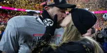Tutto quello che c&rsquo;&egrave; da sapere sul matrimonio di Taylor Swift e Travis Kelce: dalla lista di invitati all&rsquo;accordo prematrimoniale e i costi, 5 domande (e risposte) sulle nozze dell&rsquo;anno