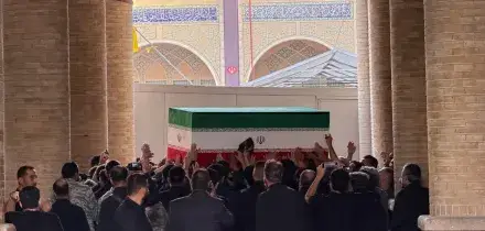 Iran, esposta la bara di Ali Khamenei nella Grande moschea di Teheran. Delegazioni da pi&ugrave; di 100 paesi per i funerali dell&rsquo;ayatollah