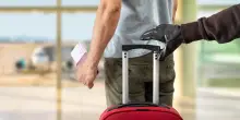 &ldquo;Selezionavano le valigie dei viaggiatori diretti in Asia, poi le aprivano&rdquo;: borse di lusso e vestiti griffati per oltre 330 mila euro, arrestata a Malpensa banda di ladri