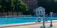 Si tuffa in una piscina pubblica durante la notte: annegato 28enne a Milano