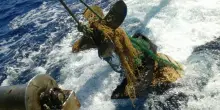 &ldquo;I fondali di Lampedusa pieni di carrette del mare&rdquo;, l&rsquo;appello degli armatori e dei pescatori. I relitti delle barche dei migranti soffocano la pesca