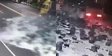 Camion carico di bottiglie di birra si ribalta e migliaia di litri si riversano sulla strada: &ldquo;Il fiume che scorre l&igrave; accanto &egrave; diventato tutto rosso&rdquo;