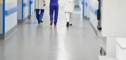 Un 86enne uccide a coltellate l&rsquo;ex moglie ricoverata in ospedale a Lido di Camaiore e poi si toglie la vita