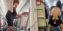 Influencer si mette a fare yoga nella corsia dell&rsquo;aereo durante il volo, sui social la attaccano: &ldquo;Ti avrei mandato a quel paese&rdquo;. Lei: &ldquo;I passeggeri non si sono minimamente infastiditi&rdquo;