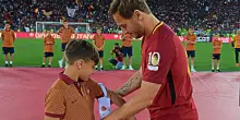 La Roma non rinnova il contratto di Mattia Almaviva: era il bambino che fu scelto da Totti come suo erede
