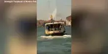 Sale in piedi sul tetto di un vaporetto in corsa a Venezia: 18enne denunciato. La bravata in un video diventato virale