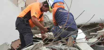 Bimbo resiste da 9 giorni sotto le macerie, anche il capo della polizia di La Guaira intrappolato. La corsa contro il tempo nel Venezuela devastato dal sisma