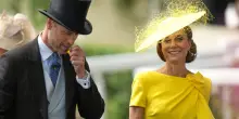 &ldquo;Kate Middleton nasconde un piccolo microfono nel bavero della giacca, perch&eacute; lo fa?&rdquo;: il dettaglio nel look della principessa non passa inosservato, &egrave; giallo sul motivo