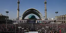 Iran, al via i funerali dell&rsquo;ayatollah Khamenei: dureranno sette giorni. Folla oceanica in piazza a Teheran: &ldquo;Morte agli Usa&rdquo;