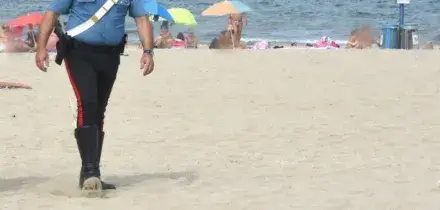 Salva i due figli gemelli dalle onde, poi si accascia sulla spiaggia e muore a Otranto