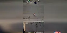Si rincorrono in strada con mazza e bastoni, la rissa in via Padova a Milano immortalata in un video