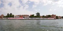&ldquo;Venezia non si Usa&rdquo;: la protesta a Venezia contro l&rsquo;arrivo del mega yacht dell&rsquo;ambasciatore Fertitta
