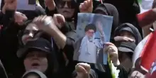 Milioni di persone in piazza a Teheran per l&rsquo;addio a Khamenei. Urla contro gli Usa all&rsquo;arrivo della bara: &ldquo;Morte all&rsquo;America&rdquo;