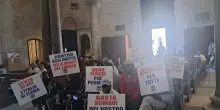 Bari, 200 braccianti occupano la Basilica di San Nicola: &ldquo;Costretti in un ghetto tra le baracche, ma l&rsquo;Italia senza di noi si ferma. Aspettiamo Meloni e Decaro&rdquo;
