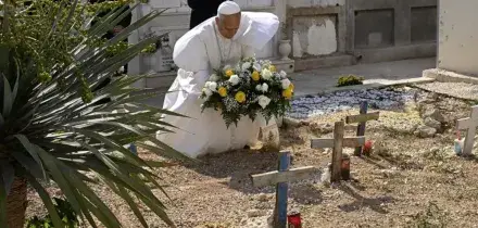 Il viaggio di Papa Leone a Lampedusa 13 anni dopo Francesco: la prima tappa al cimitero per omaggiare i migranti morti in mare