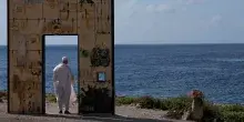 Papa Leone attraversa la Porta d&rsquo;Europa a Lampedusa e scende da solo sulla scogliera. La papalina vola via