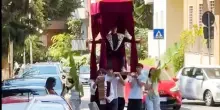 &ldquo;Il giudizio finale &egrave; arrivato&rdquo;. Studente romano si presenta alla maturit&agrave; su un baldacchino portato a spalla dagli amici. Video virale (con qualche polemica)